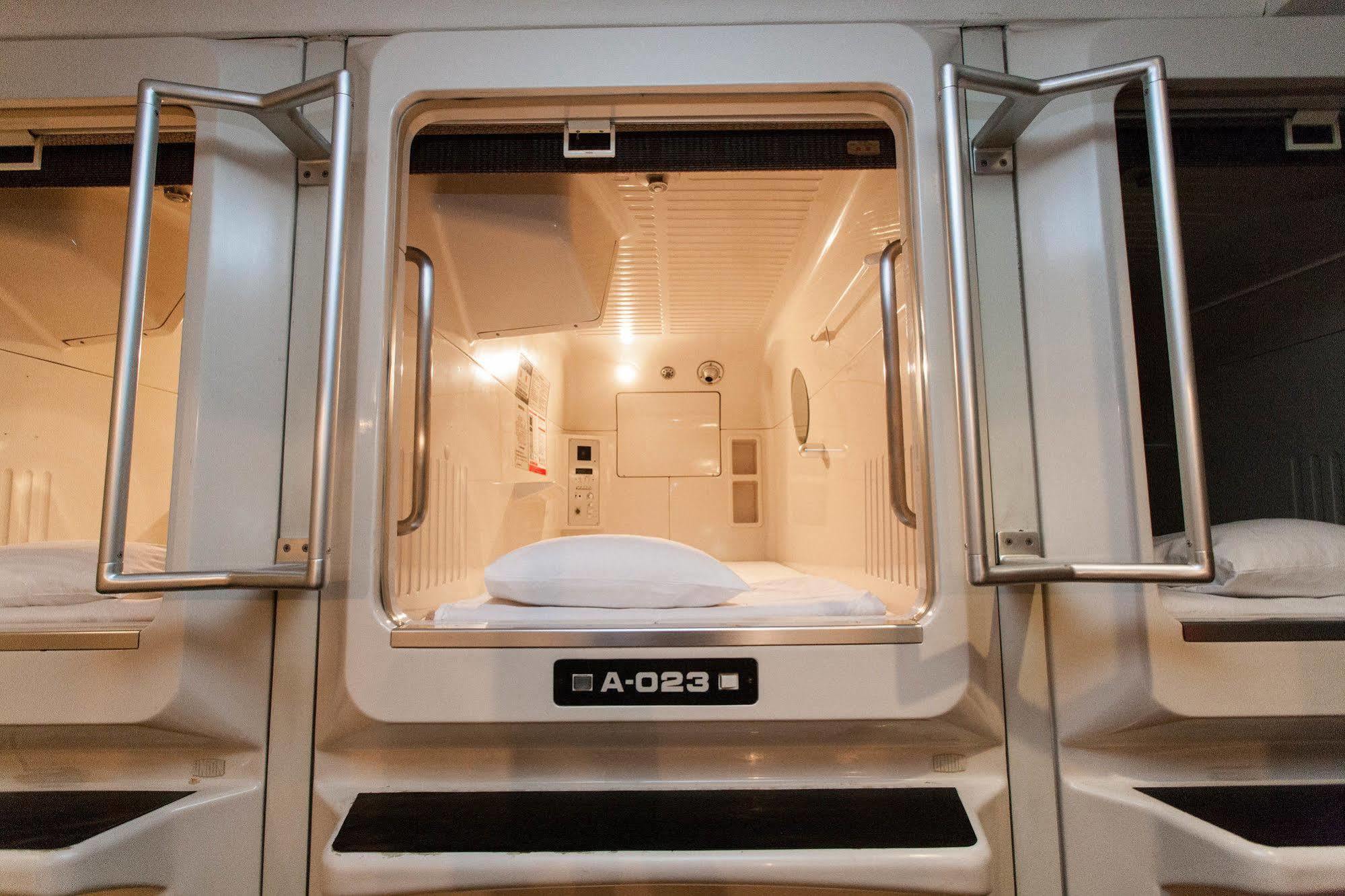 Capsule Hotel Asahi Plaza Shinsaibashi Ósaka Exteriér fotografie